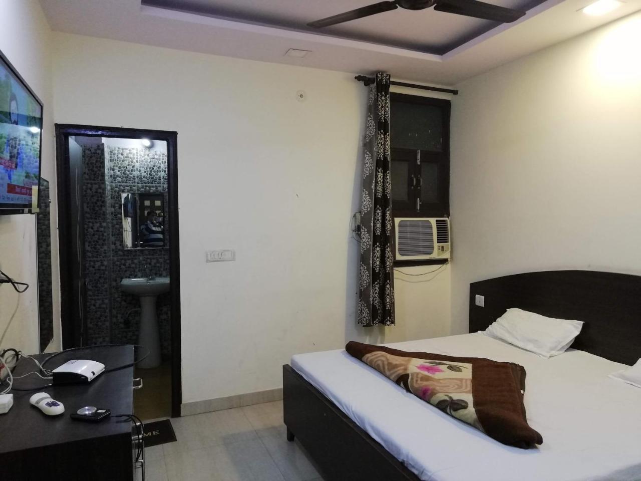 Silver Residency Hotell New Delhi Exteriör bild