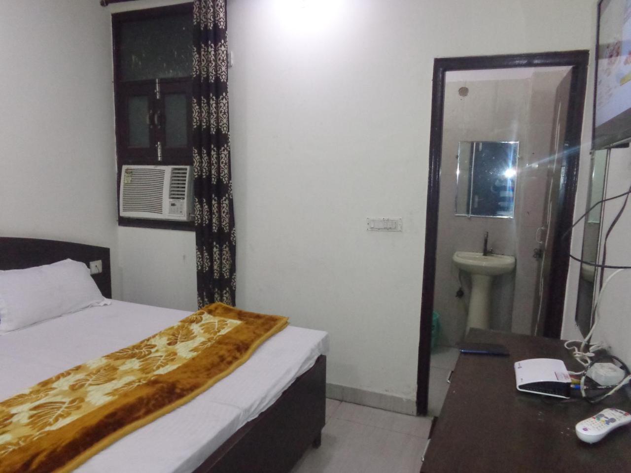Silver Residency Hotell New Delhi Exteriör bild